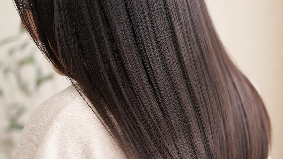 きれいにまとまったツヤのあるストレートヘアの後ろ姿