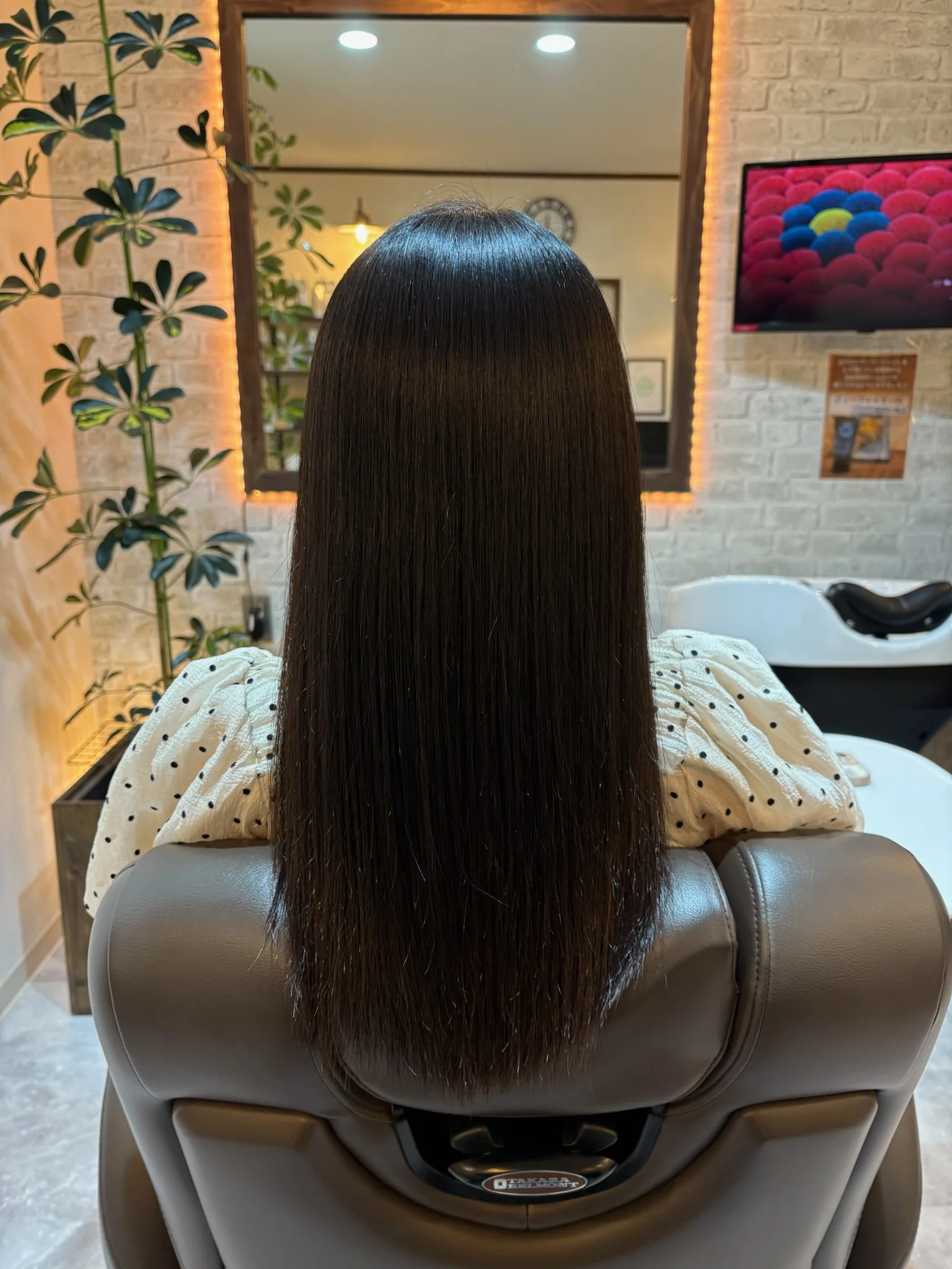 縮毛矯正後のミディアムヘア ストレートの仕上がり