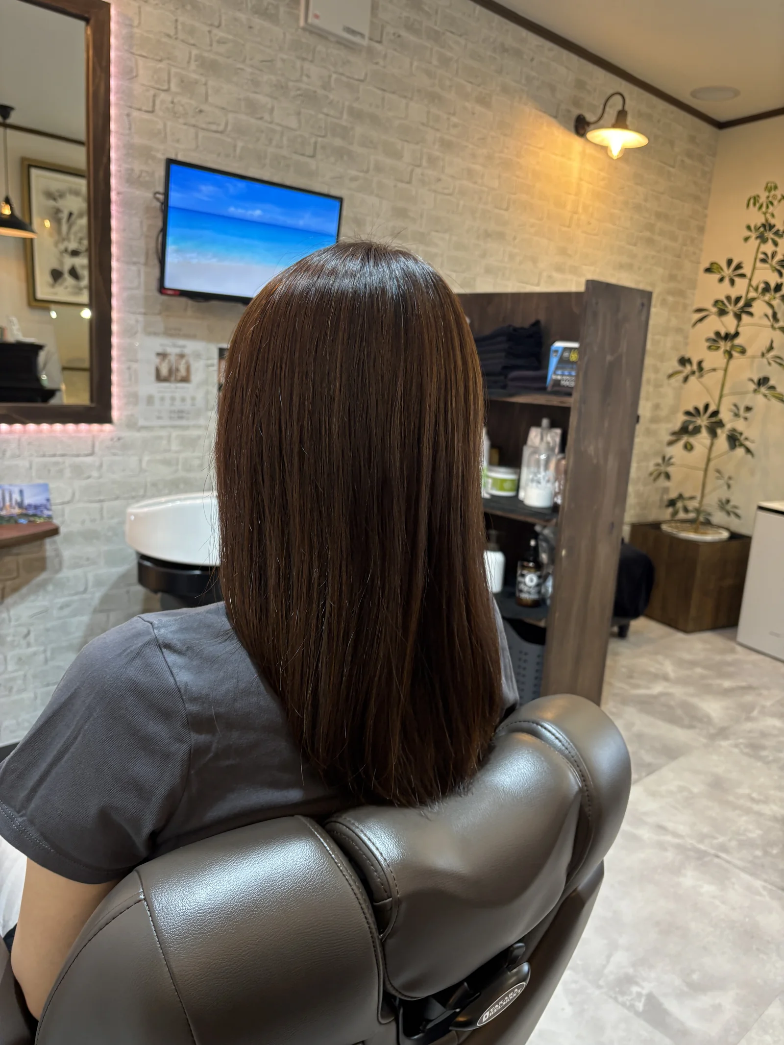 縮毛矯正後のツヤのあるストレートヘア