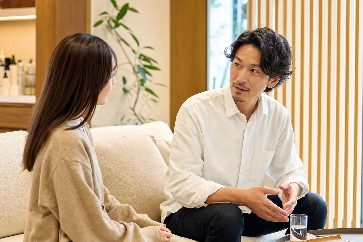 美容師がお客様と髪型を相談している様子