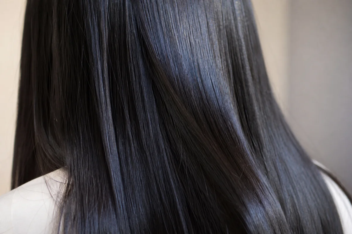ツヤのあるまっすぐなストレートヘアのクローズアップ
