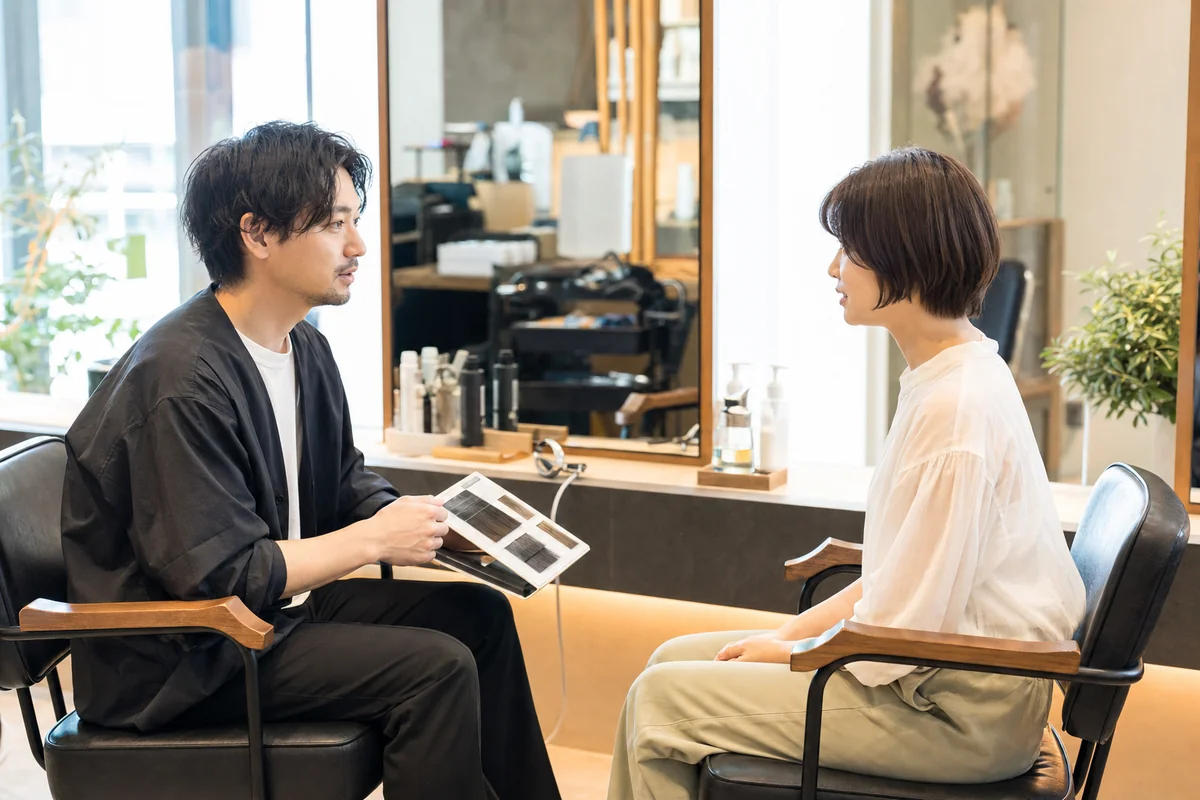 サロンでショートヘアの相談をしているカウンセリングの様子