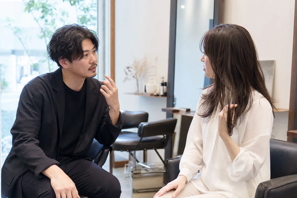 サロンでヘアケアの相談をしている様子