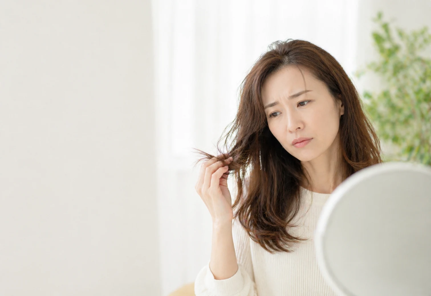 髪のお悩みを抱える女性